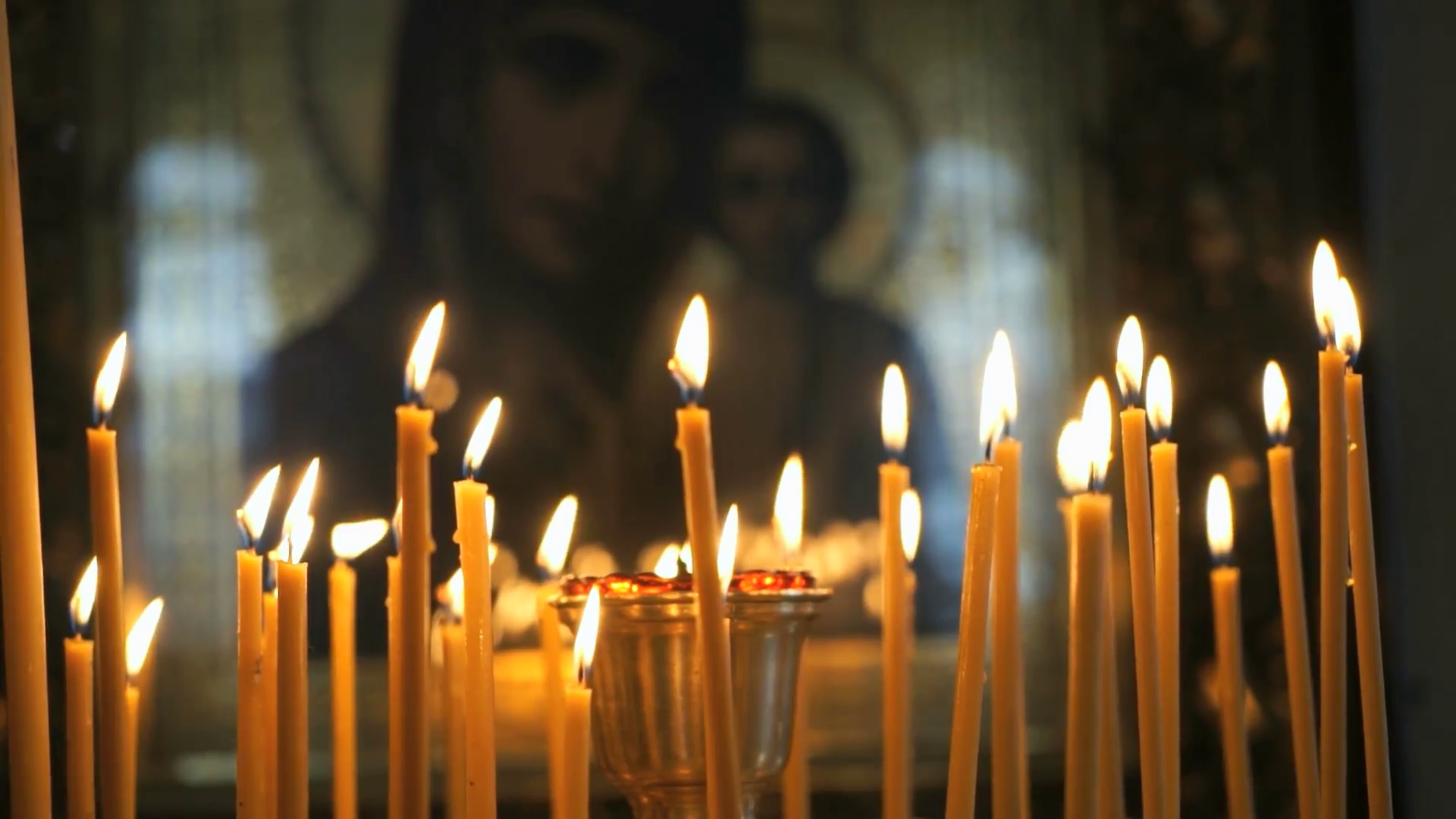 Горящие свечи в храме