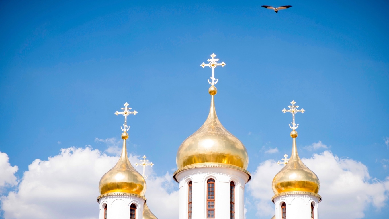 Купола храма на фоне неба